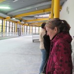 Eishalle 1 KJV im Lentpark. Blick auf die leere Hochlaufeisbahn